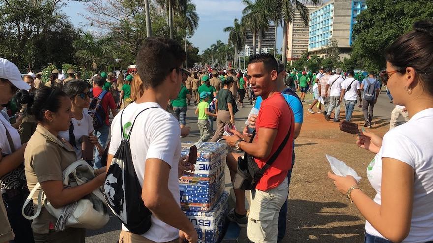Algunos cuentapropistas aprovechan el desfile para vender agua, refrescos y helados. (14ymedio)