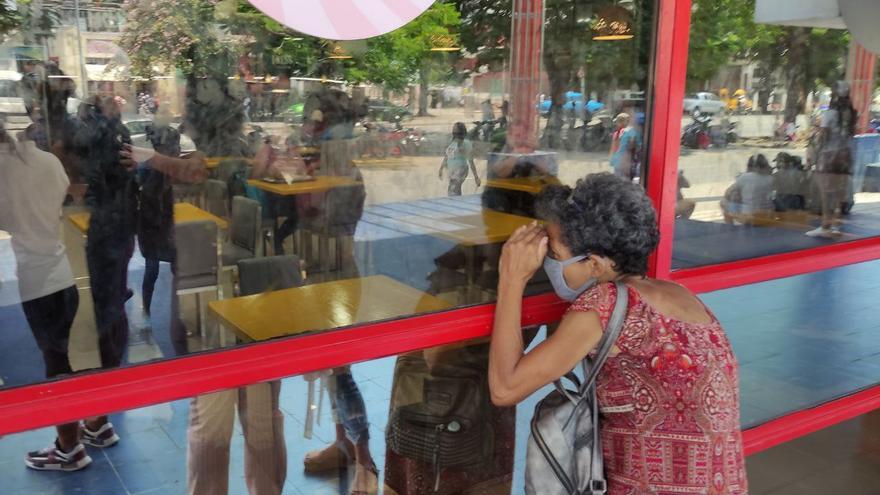 Many of the curious did not go beyond leaning into the windows, from where the high prices of Fress could be seen.  (14ymedio)