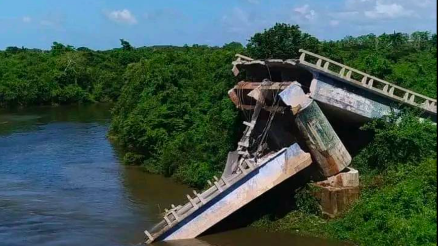 A bridge used as a rice dryer by the peasants of Villa Clara collapses