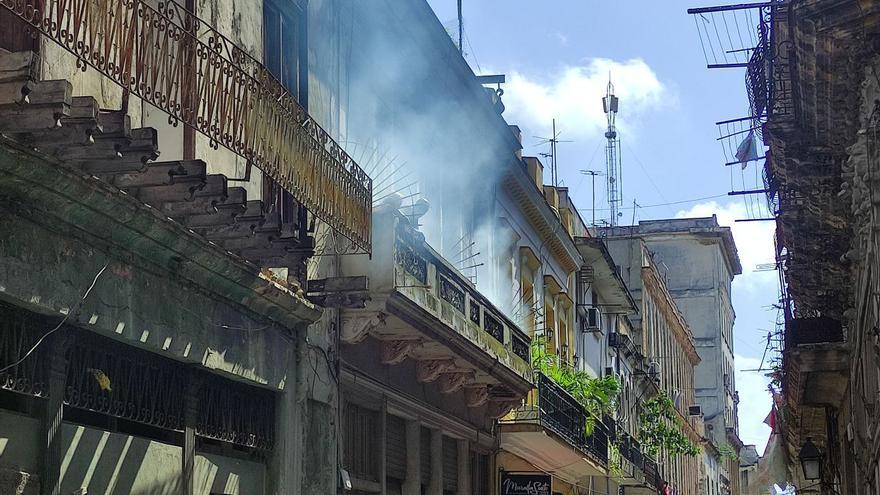 Una familia espera en el balcón minutos después de ser fumigada de su vivienda en Centro Habana. (14ymedio)