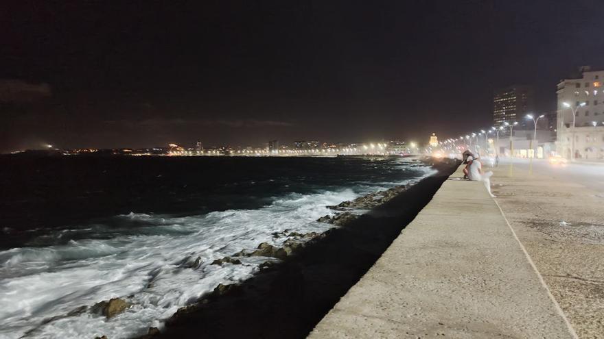 Este diario no pudo constatar ningún operativo en el Malecón en las primeras horas de la noche. (14ymedio)