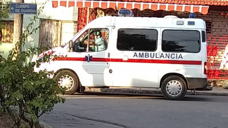 Este diario pudo captar el momento en que la ambulancia se dirigía a buscar a los dirigentes para trasladarlos al hospital militar doctor Joaquín Castillo Duany. (14ymedio)