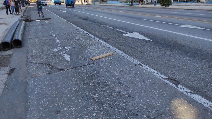 Also on Monday, a large piece of wood was thrown from the tower at K and 23rd.  (14ymedio)