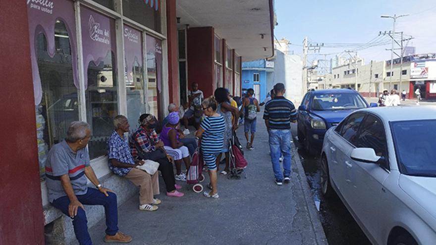 La cola a las afueras de la dulcería en la esquina de las calles Zanja y Belascoaín en Centro Habana. (14ymedio)