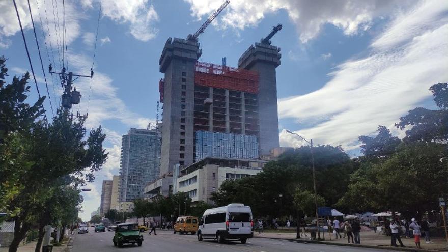 El edificio en construcción en K y 23, llamado a ser el más alto de La Habana, vuelve a ser objeto de crítica por parte de especialistas. (14ymedio)