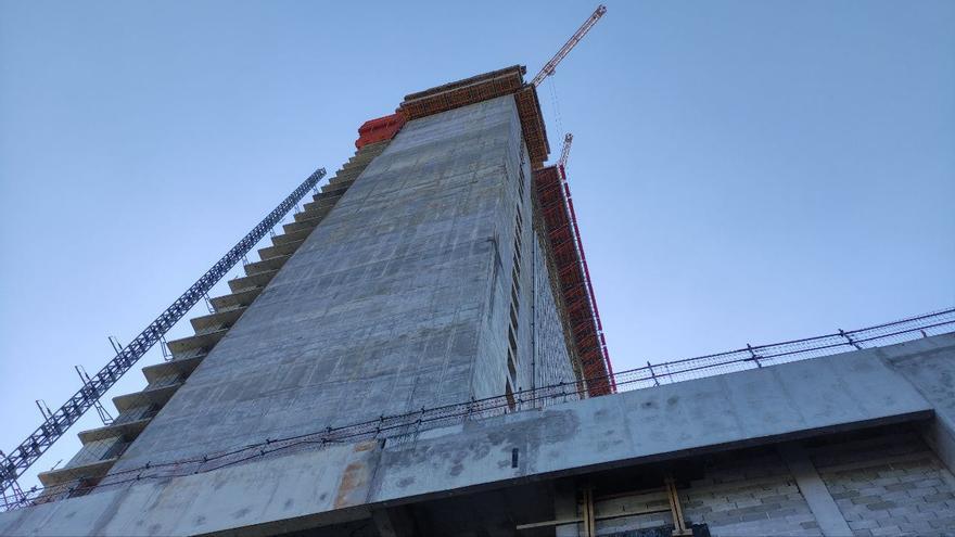 The building does not have protective mesh, something for which it has been criticized by various specialists.  (14ymedio)