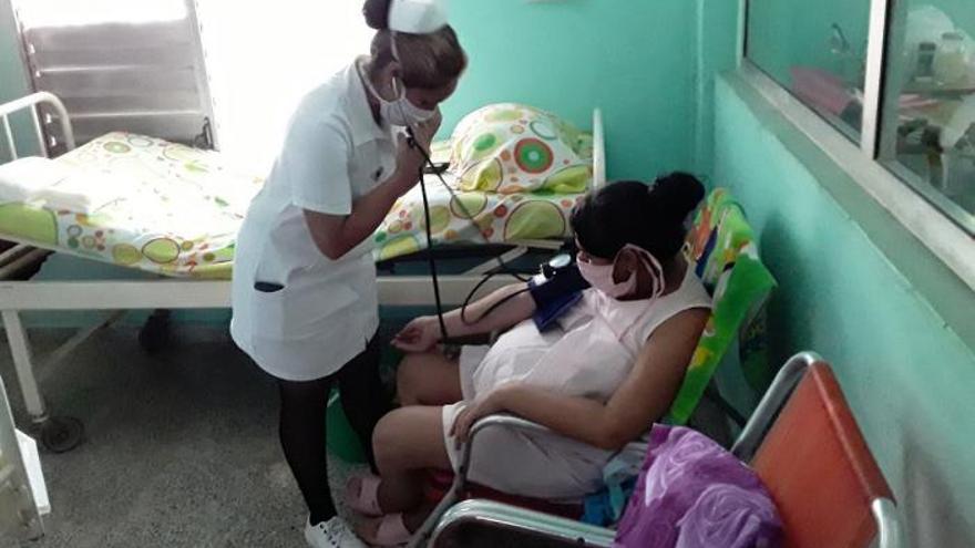 Las embarazadas llegan al hospital "con 10 gramos, y muchas hasta con 8", por lo que deben realizarles transfusiones de sangre. (Tribuna de La Habana)