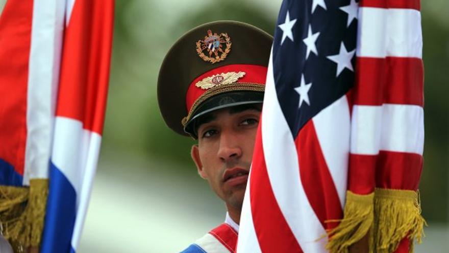 Un soldado cubano coloca la bandera de Estados Unidos. (EFE Archivo)