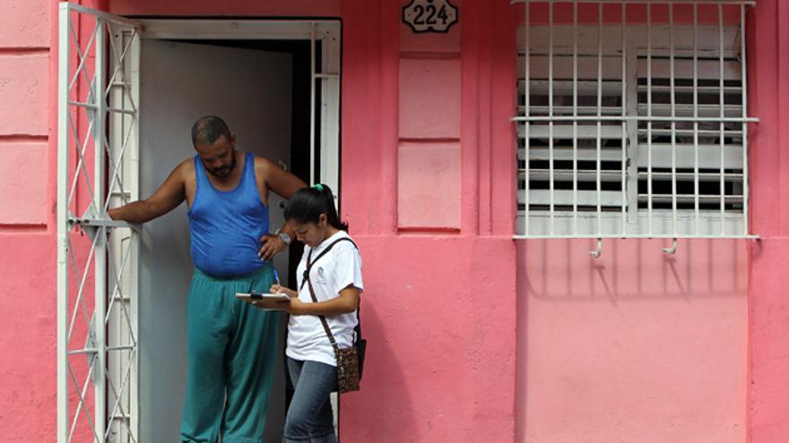 Cuando un encuestador se dirige a una casa en Cuba, el ciudadano presume que es alguien confiable para el Gobierno y es reacio a darle su opinión. (EFE)