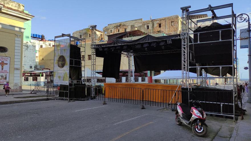 The stage installed on the corner that forms the avenue with Concordia street was empty this morning.  (14ymedio)