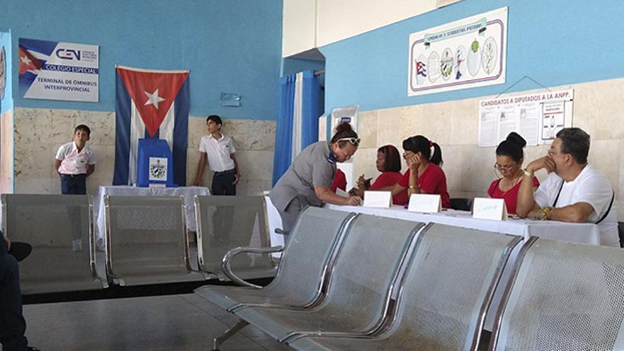 En la estación de ómnibus de la ciudad de Camagüey se estableció un colegio electoral para los viajeros, pero lucía vacío la mañana de este domingo. (14ymedio)