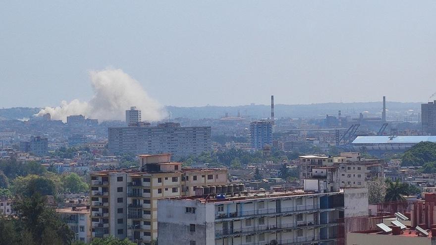 El hongo de humo de la explosión del hotel Saratoga se distinguía desde el municipio de Plaza de la Revolución. (14ymedio)