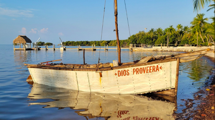Las fotografías publicadas junto al mensaje muestran que la embarcación tenía escritas en el casco las frases: "Dios proveerá" y "Aunque el camino sea difícil sigo caminando". (Twitter/Walter Slosar)