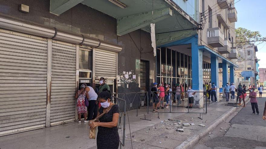 Este sábado la cola frente un cajero de la calle Infanta, en La Habana, doblaba la esquina y a pesar del riesgo por la reciente caída de un pedazo de balcón frente al banco. (14ymedio)
