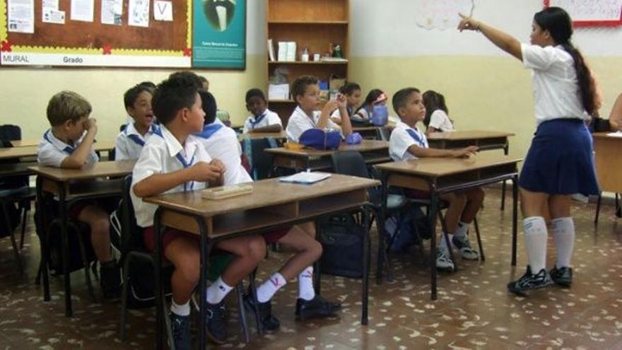 Para garantizar la presencia de un maestro frente al aula el Gobierno ha tenido que trasladar profesores de unas regiones a otras del país a otras. (Telesur)