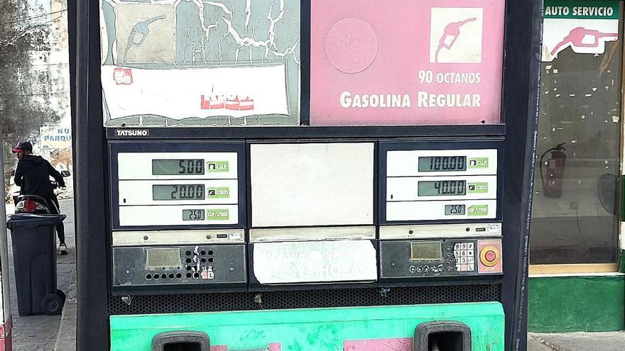 La gasolina regular dejará de venderse a 25 pesos y ahora costará 132 o 1,10 dólares. (14ymedio)