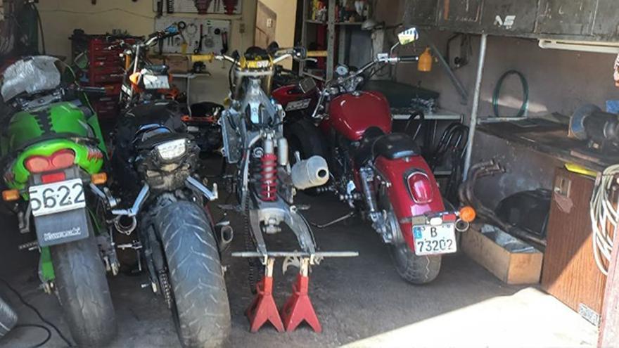 En este garaje se guardan los vehículos de los clientes a los que Díaz repara sus motocicletas. (14ymedio)