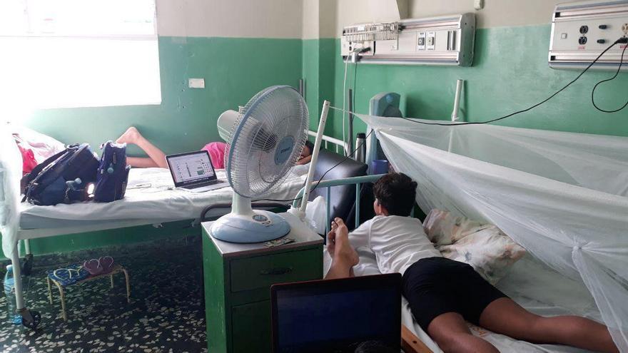  Desde inicios del verano los hospitales de la capital, sobre todo los infantiles, están colapsados recibiendo casos de pacientes con síntomas de dengue. (14ymedio) 