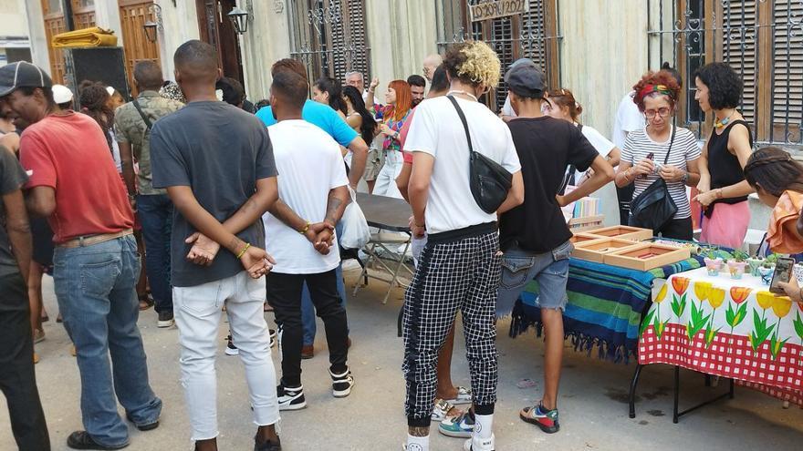 La fiesta de inauguración “de barrio”, el pasado sábado, duró seis horas e incluyó una exposición del fotógrafo Juan Carlos Alom, venta de artículos por parte de privados como la marca Clandestina y actuaciones musicales. (14ymedio)