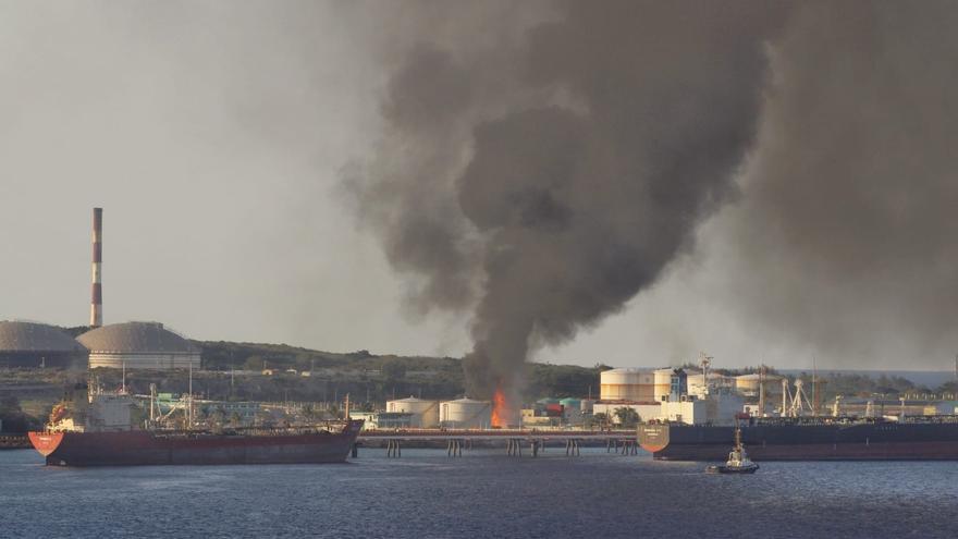 El incendio se originó sobre las 18:40 horas de la tarde en una de las bombas de petróleo del puerto de Matanzas, dijo la prensa oficial. (Girón)