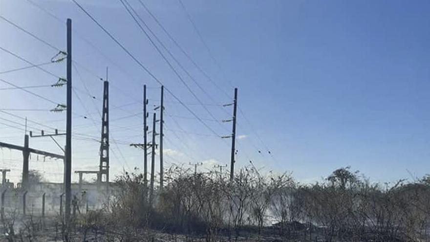 Los incendios han dañado 86 postes eléctricos, lo que también ha generado cortes en el servicio en la provincia. (Empresa Eléctrica)
