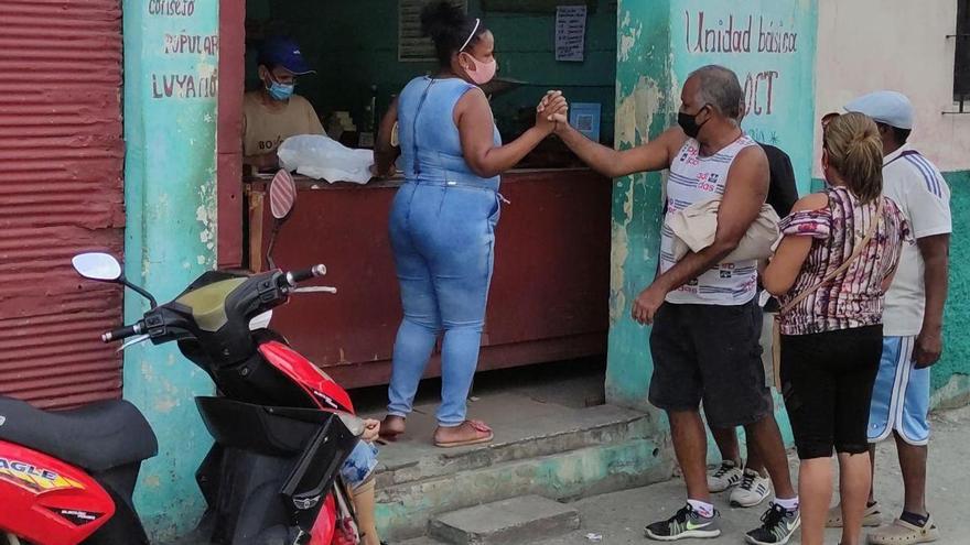 La inflación resultante de la llamada Tarea Ordenamiento ha provocado que muchos cubanos salgan a vender lo que tengan a mano. (14ymedio)