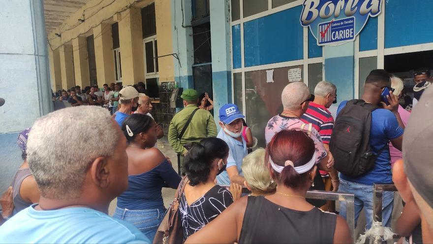 Ante la inminente llegada del ciclón, que se espera entre en la Isla esta misma noche, la principal preocupación de los cubanos es conseguir suficientes alimentos que les permitan resistir varios días. (14ymedio)
