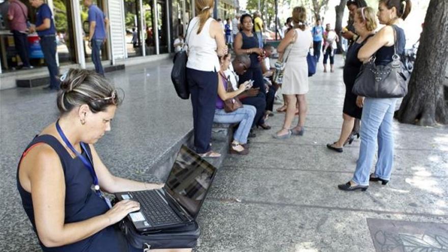Una mujer se conecta a internet en la zona wifi de La Rampa en La Habana (Foto de archivo EFE).