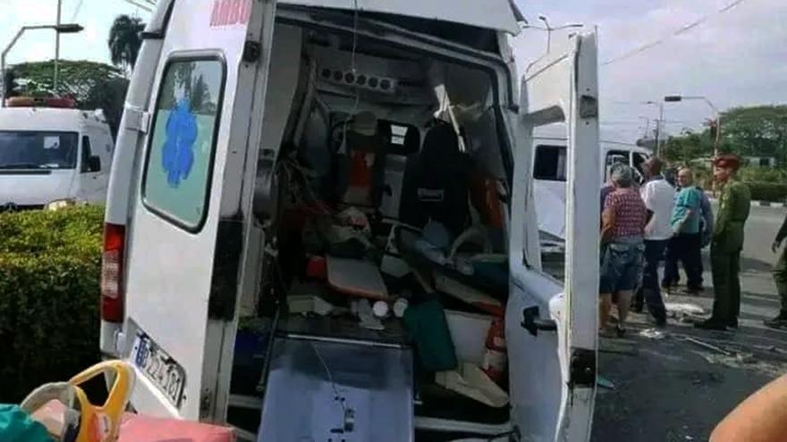 Una ambulancia se vio involucrada en aun accidente de tránsito en Villa Clara. (Facebook/Maximus Romus)
