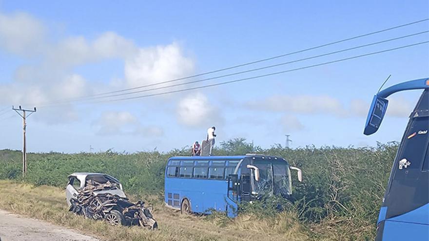 En el accidente estuvo involucrado un vehículo Moskvich con un ómnibus de Cayo Cruz. (Facebook)