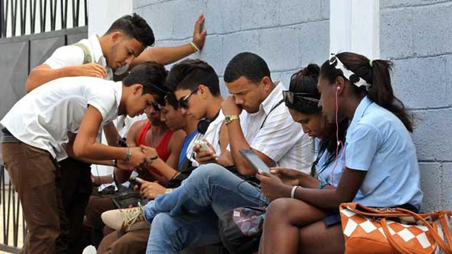 Un grupo de jóvenes se conecta a internet en una zona wifi de La Habana. (EFE)
