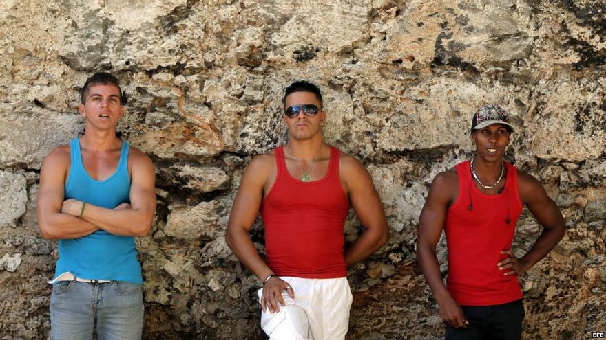 Tres jóvenes cubanos posan en una céntrica calle de La Habana. (EFE) 