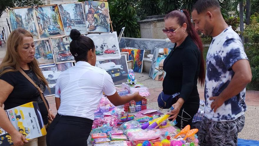 El costo de los regalos, juguetes y golosinas representaba buena parte del salario de los cubanos pero han terminado por comprar algo. (14ymedio)