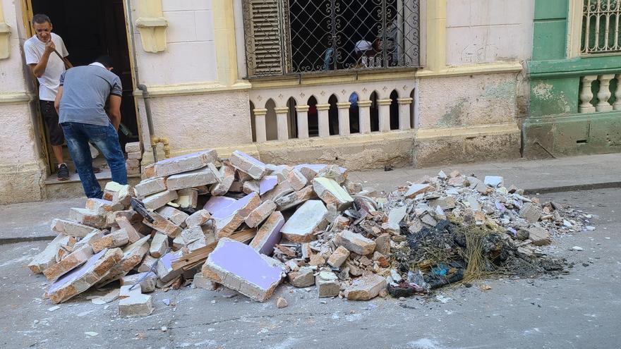This morning, a pile of bricks and charred objects blocked the entrance to house 519. (14ymedio)