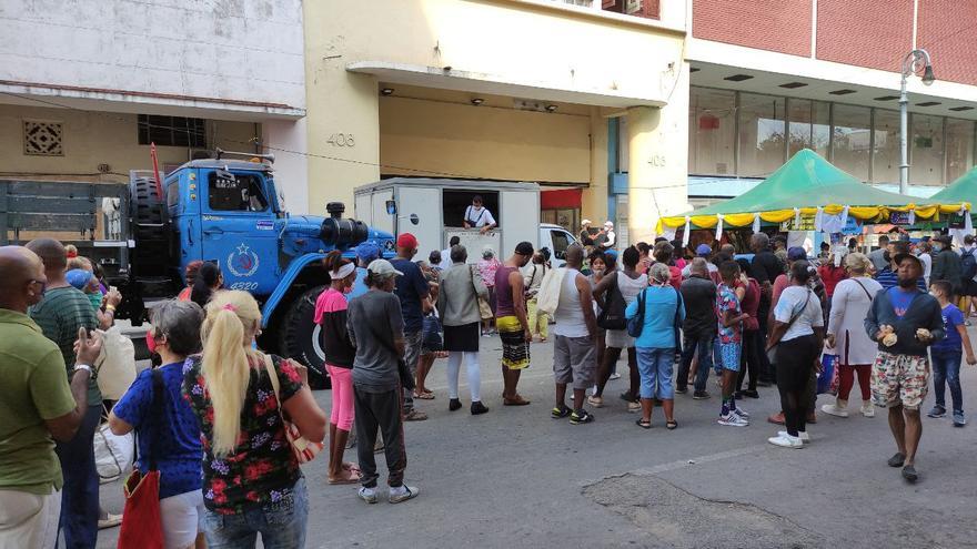 The longest queues were around the food kiosks, such as snacks and croquette bread.  (14ymedio)