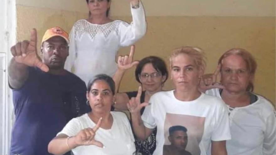 Un grupo de familiares de los presos del 11J fue detenido este lunes por pedir su liberación ante la Catedral de La Habana. (Marta Perdomo)
