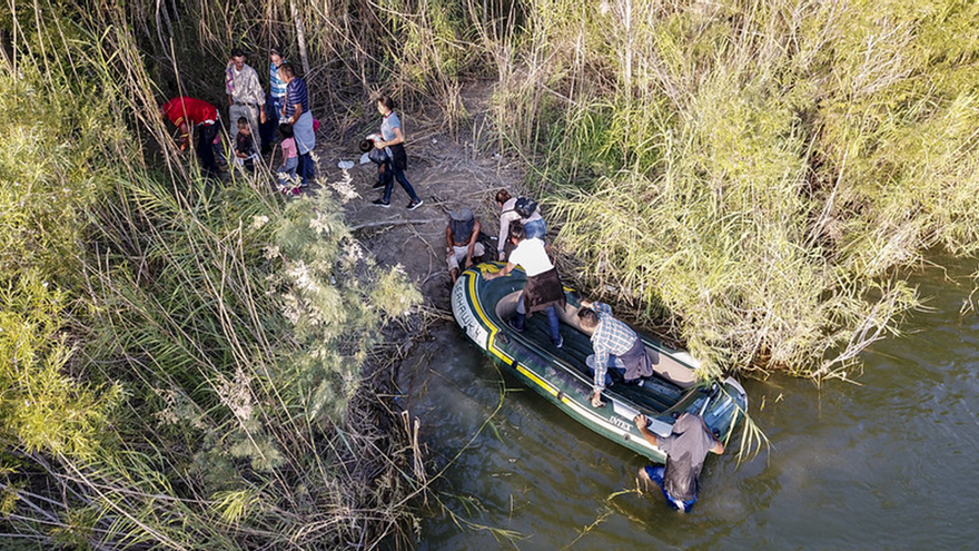 Ya muy cerca del río, llegaron tres o cuatro personas, uno de ellos con una balsa con capacidad como para seis personas. Nos dijeron que subiéramos quince. (CBP/Archivo)