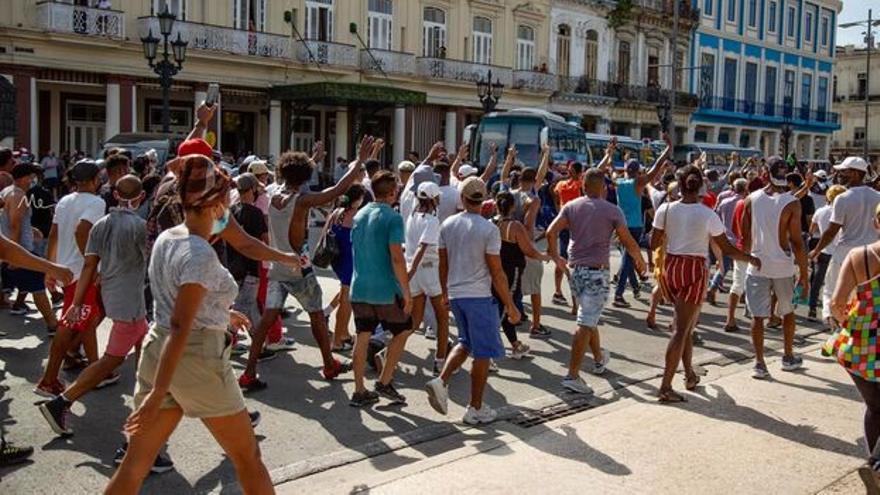 Un grupo de manifestantes en La Habana durante las protestas del 11 de julio de 2021. (Marcos Evora)