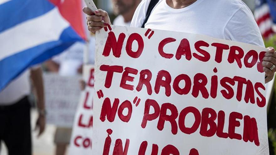 En las pancartas, los manifestantes a favor del juicio en Londres catalogaban de terroristas a los hermanos Castro. (EFE)