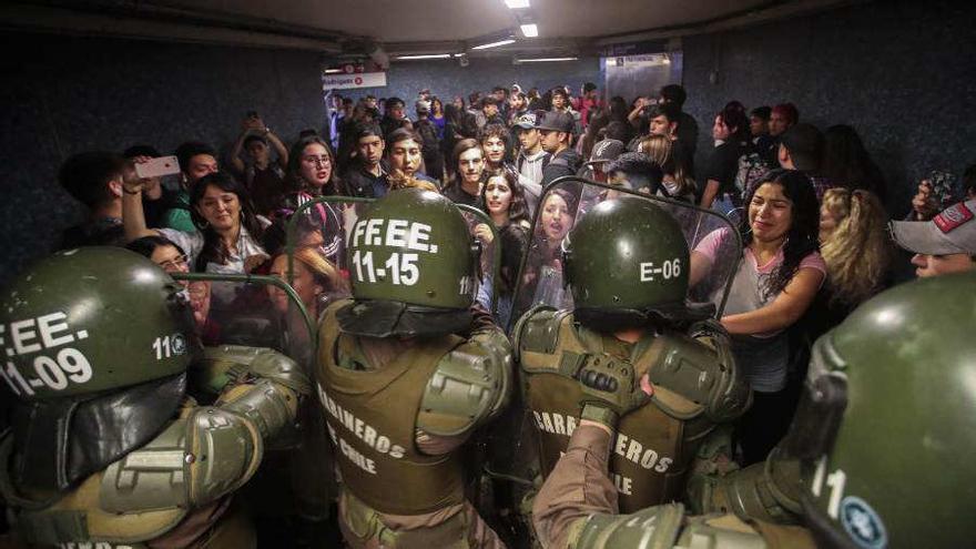 Un grupo de manifestantes se enfrentan con la Policía durante una protesta en Chile. (EFE)