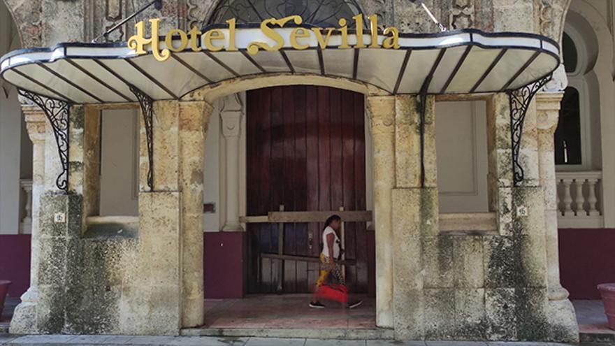 Una "tranca" mantiene completamente cerradas las puertas del hotel Sevilla. (14ymedio)