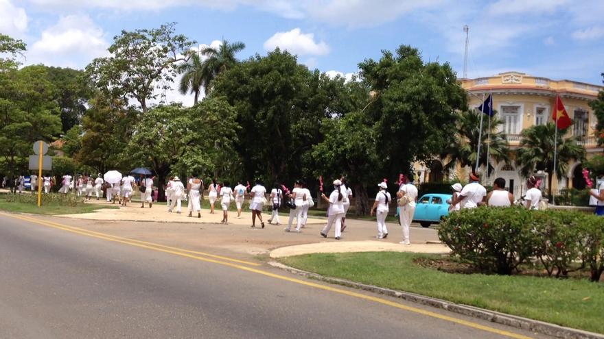 La marcha de las Damas de Blanco toma más de una cuadra de 5ta Avenida