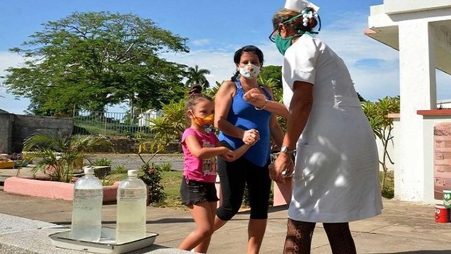 El uso de mascarillas se extiende en Cienfuegos ante el temor del rebrote que ya sufren sus provincias limítrofes. (Perlavisión)