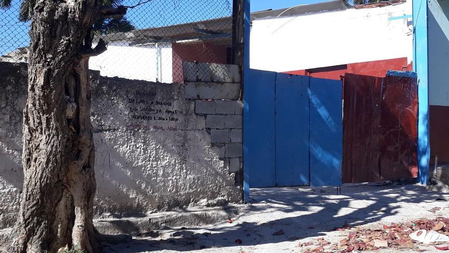 Algunos rastros de venta de materiales de la construcción están cerrados al público, como el de La Timba, y solo están atendiendo a damnificados. (14ymedio)