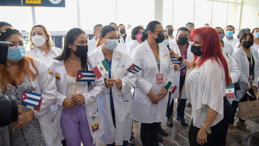 Un grupo de médicos cubanos en el estado mexicano de Campeche. (Facebook/Layda Sansores)