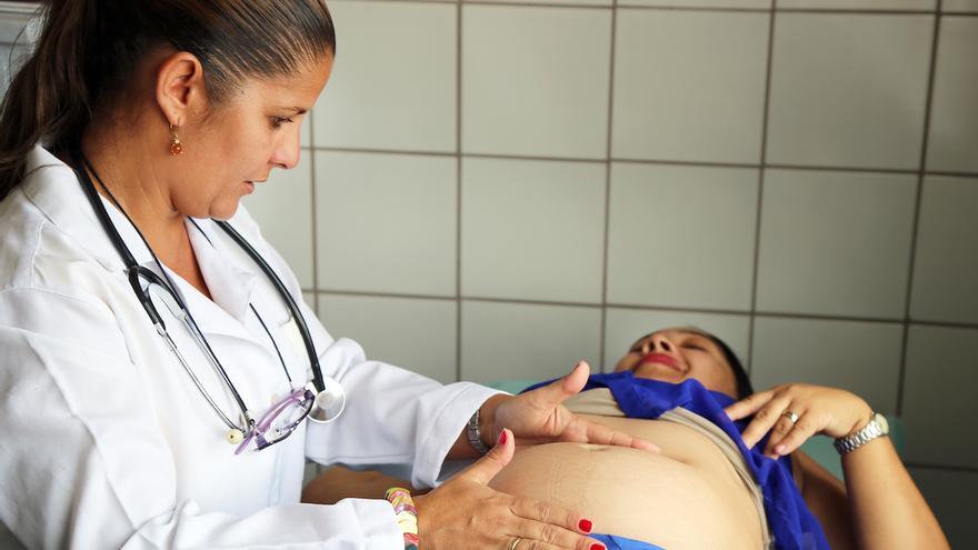 Durante mucho tiempo, fue común que madres y médicos pactaran cesáreas en Cuba. (OPS)