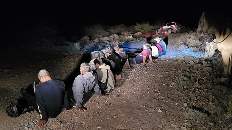 Un grupo de migrantes detenidos en la frontera sur de Estados Unidos. (CBP)