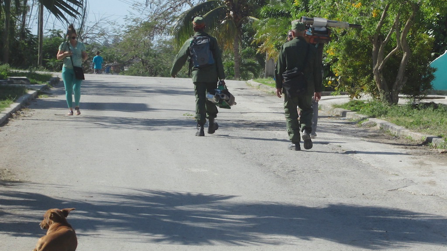 Los militares pasean por las calles preparados para el combate contra el mosquito con sus 'bazucas'. (14ymedio)