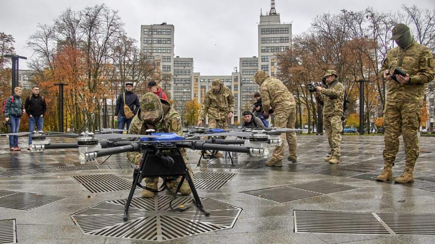 Los militares ucranianos operan un dron de batalla en el centro de Kharkiv. (EFE/EPA/Sergey Kozlov)