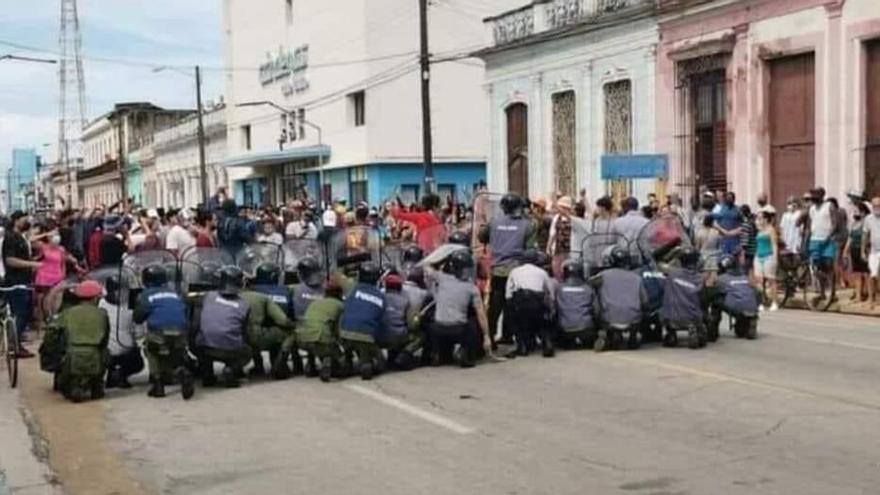 La dictadura cubana ha militarizado las calles de la Isla para evitar que las protestas se multipliquen. (Twitter)
